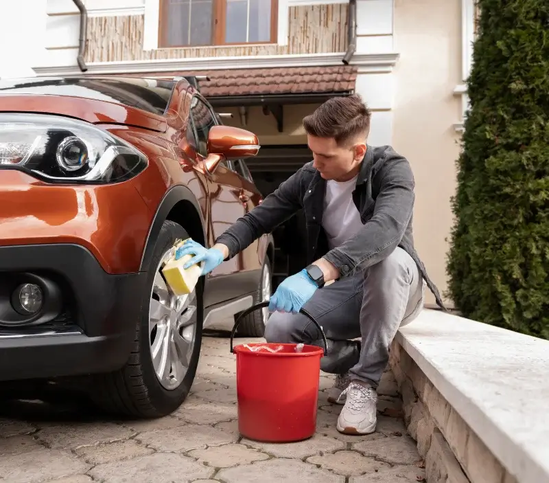 Lavage auto à domicile Trévoux : professionnel intervenant sur un véhicule